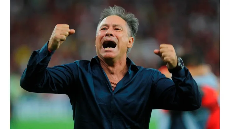 SUEÑO CUMPLIDO. Holan llora de la emoción en el Maracaná ante la tribuna de Independiente.