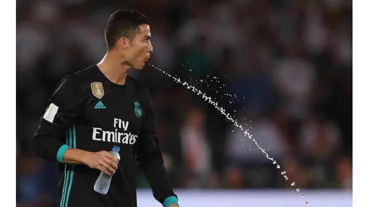 Cristiano se hidrata en Abu Dabi