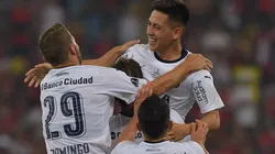 EL HÉROE. Todos abrazan a Barco después de su gol de penal en el Maracaná.