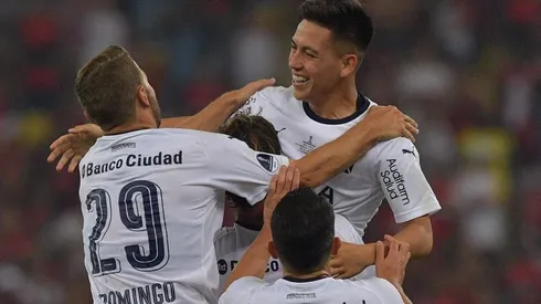 EL HÉROE. Todos abrazan a Barco después de su gol de penal en el Maracaná.