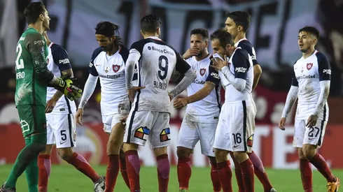 Los jugadores de San Lorenzo en la cancha de Lanús.