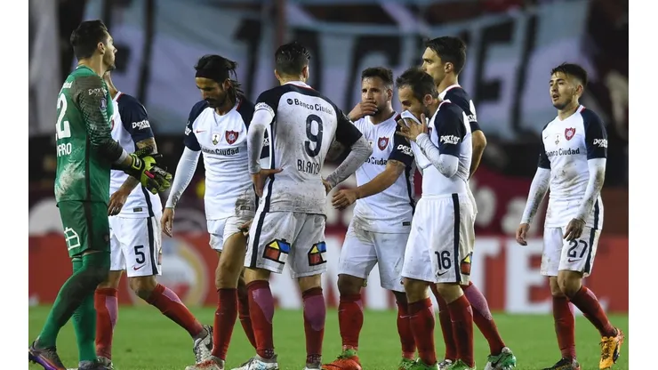 Los jugadores de San Lorenzo en la cancha de Lanús.