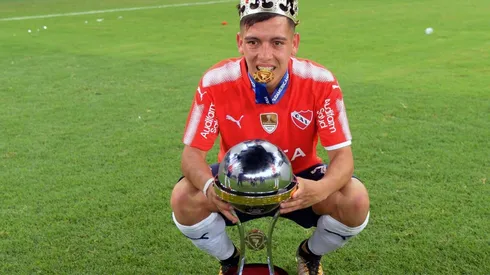 CON LA CORONA. Ezequiel Barco posa con la Copa Sudamericana como un rey.