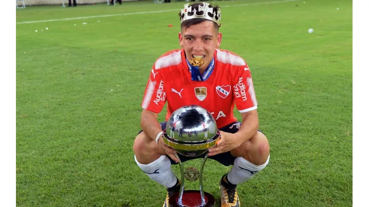 CON LA CORONA. Ezequiel Barco posa con la Copa Sudamericana como un rey.