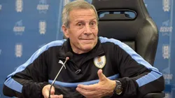 Oscar Tabárez en una conferencia de prensa con la Selección de Uruguay.