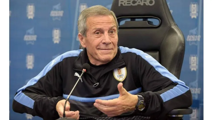 Oscar Tabárez en una conferencia de prensa con la Selección de Uruguay.