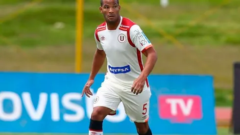 El defensor se quedará en la "U" para disputar la Copa Libertadores 2018.