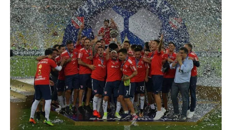 AQUÍ ESTÁ EL CAMPEÓN. Independiente levanta el título de la Copa Sudamericana 2017.