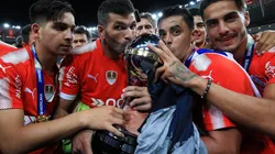 Gigliotti, a la cabeza, festejando el título.