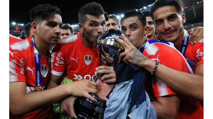 Gigliotti, a la cabeza, festejando el título.