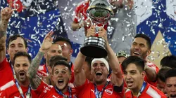 FESTEJA EL ROJO. Tagliafico levanta el título de la Copa Sudamericana 2017 (Foto: Getty).