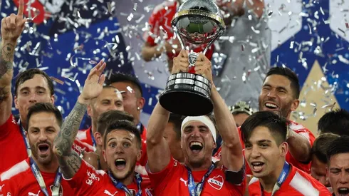 FESTEJA EL ROJO. Tagliafico levanta el título de la Copa Sudamericana 2017 (Foto: Getty).