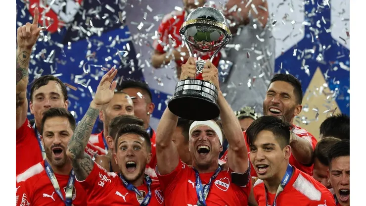 FESTEJA EL ROJO. Tagliafico levanta el título de la Copa Sudamericana 2017 (Foto: Getty).