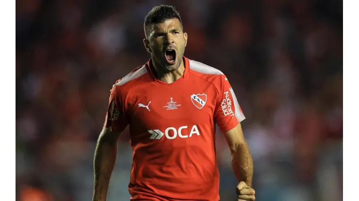 Emmanuel Gigliotti gritando un gol de Independiente.
