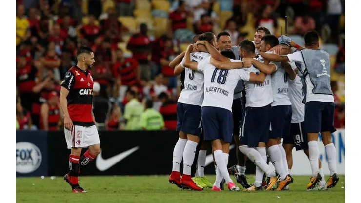 Independiente festejando en Brasil.
