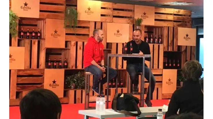 Iniesta en una breve rueda de prensa en un acto promocional.