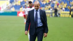 ÚLTIMA VISITA. Jémez abandona el estadio de Las Palmas tras ser derrotado en el Granada.