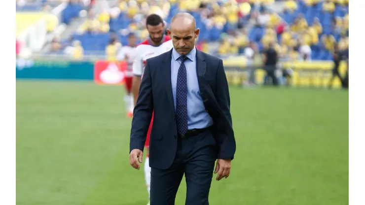 ÚLTIMA VISITA. Jémez abandona el estadio de Las Palmas tras ser derrotado en el Granada.