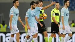 Jugadores de Lazio protestan fallo arbitral.
