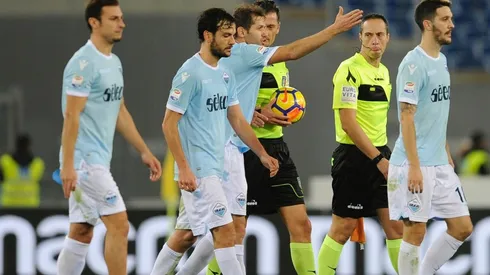 Jugadores de Lazio protestan fallo arbitral.