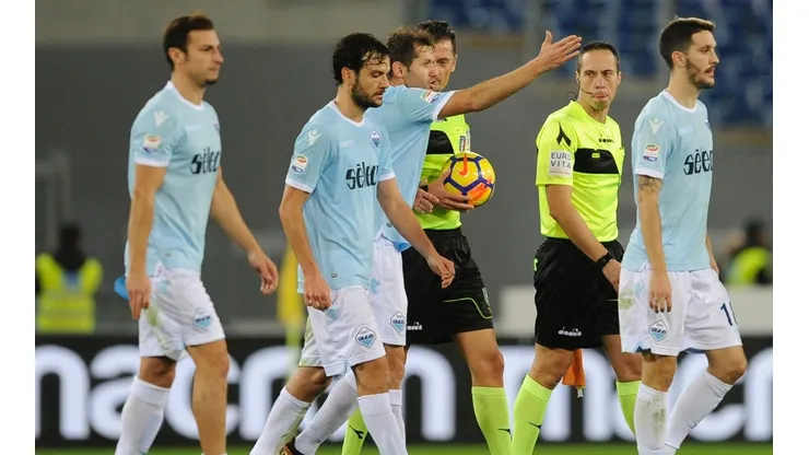 Jugadores de Lazio protestan fallo arbitral.