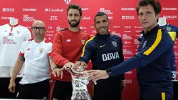 UN TROFEO MUY RICO. Barros Schelotto, Sampaoli y los capitanes de ambos equipos en la previa del partido.