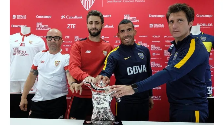 UN TROFEO MUY RICO. Barros Schelotto, Sampaoli y los capitanes de ambos equipos en la previa del partido.