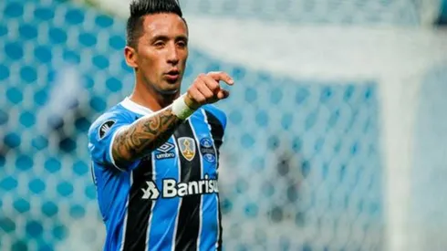 Lucas Barrios celebra uno de los 16 goles que marcó en 2017 con Gremio.