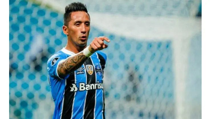 Lucas Barrios celebra uno de los 16 goles que marcó en 2017 con Gremio.