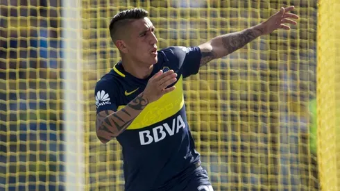 DE CARA A LA HINCHADA. Centurión celebra un gol en La Bombonera enfrente de los xeneizes.