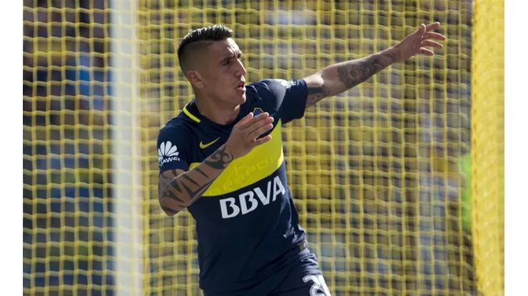 DE CARA A LA HINCHADA. Centurión celebra un gol en La Bombonera enfrente de los xeneizes.