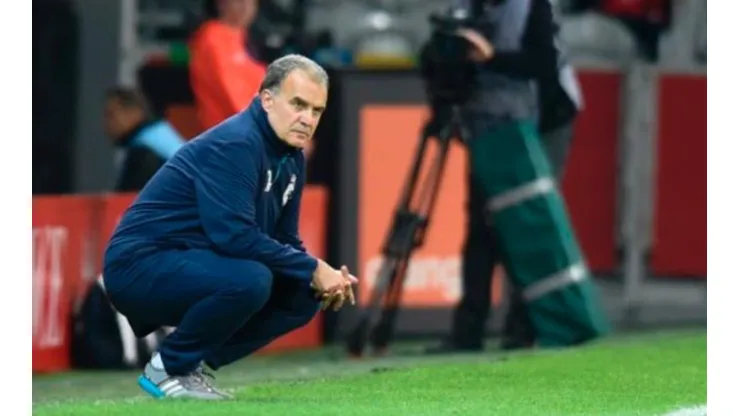 Bielsa la pasó mal en Francia: “Fue obligado a sacar sus cosas como un ladrón”