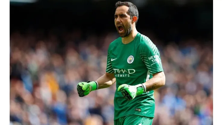 Claudio Bravo gritando un gol en Manchester City.