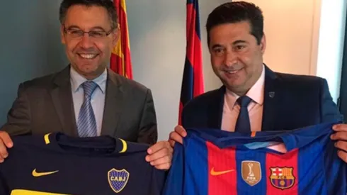 Bartomeu y Angelici, presidentes de Barcelona y Boca, sonríen posando con las camisetas de los equipos.