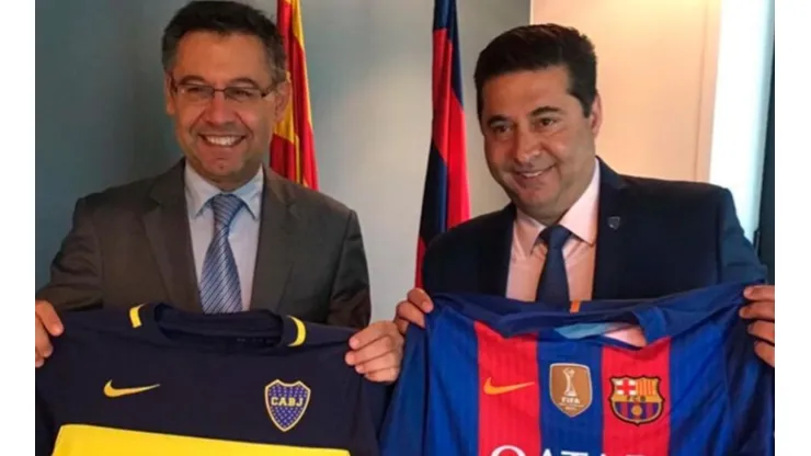 Bartomeu y Angelici, presidentes de Barcelona y Boca, sonríen posando con las camisetas de los equipos.