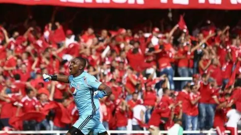 El guardameta de América de Cali jugará la Copa Sudamericana con los diablos rojos (FOTO: Twitter Carlos Bejarano)