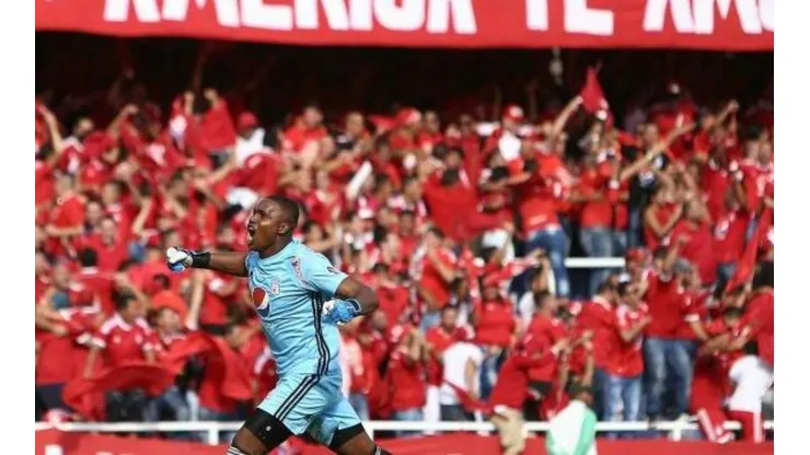 El guardameta de América de Cali jugará la Copa Sudamericana con los diablos rojos (FOTO: Twitter Carlos Bejarano)