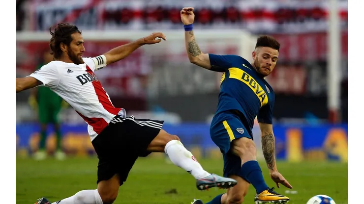 UNA FINAL APASIONANTE. Nández y Ponzio cruzan piernas en el último Superclásico.