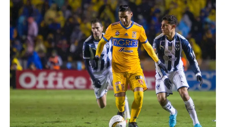 Ismael Sosa ante Rayados de Monterrey.