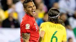Paolo Guerrero en duelo ante Brasil.