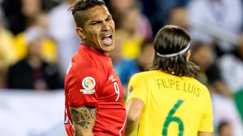 Paolo Guerrero en duelo ante Brasil.