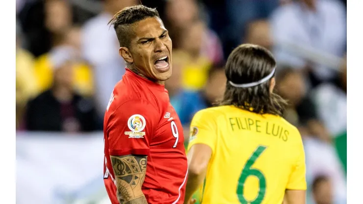 Paolo Guerrero en duelo ante Brasil.