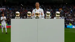 Cristiano Ronaldo junto a sus 5 Balones de Oro en el Bernabéu.