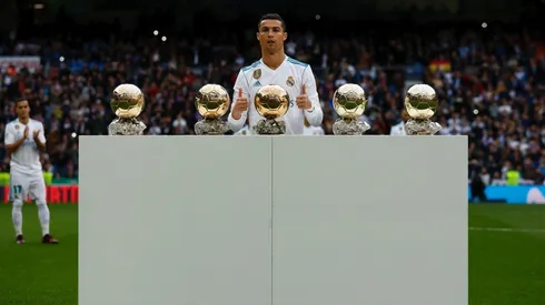 Cristiano Ronaldo junto a sus 5 Balones de Oro en el Bernabéu.