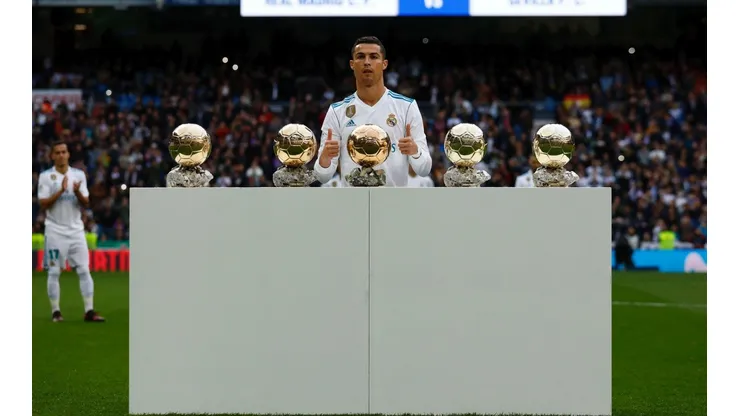 Cristiano Ronaldo junto a sus 5 Balones de Oro en el Bernabéu.