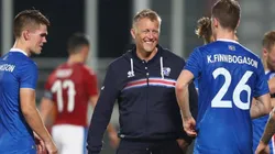 Heimir Hallgrimsson al frente de su selección.