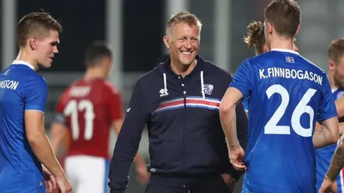 Heimir Hallgrimsson al frente de su selección.
