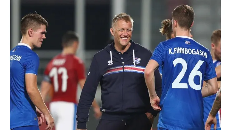 Heimir Hallgrimsson al frente de su selección.