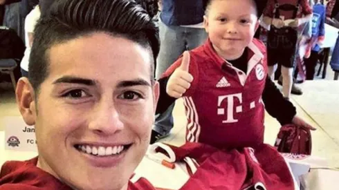 Muy felices se mostraron varios hinchas con el crack de la Selección Colombia (FOTO: Bayern Oficial)