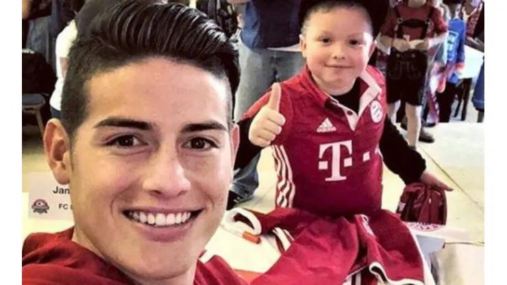 Muy felices se mostraron varios hinchas con el crack de la Selección Colombia (FOTO: Bayern Oficial)